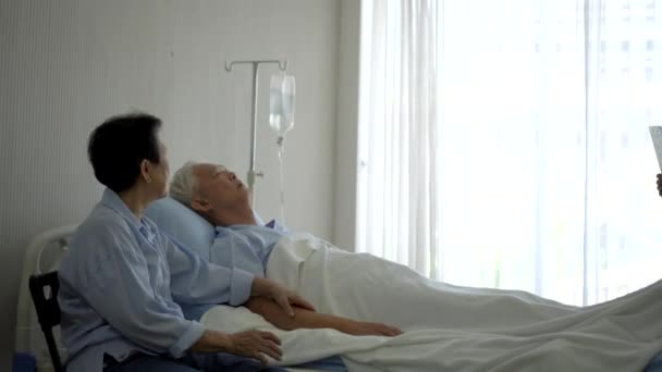 Asiático Joven Médico Dando Consejos Sobre Opción Médica Anciano Paciente — Vídeos de Stock