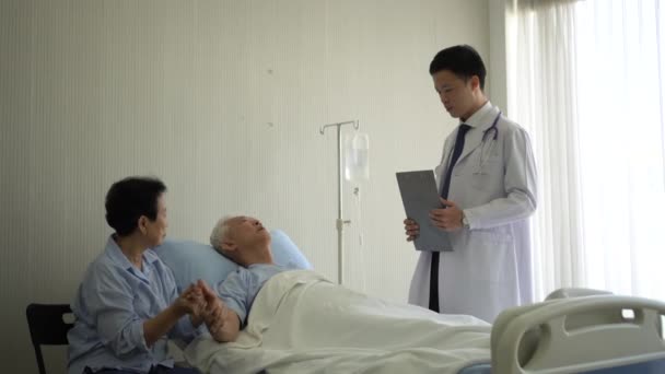 Азиатский Молодой Человек Врач Дает Советы Медицинскому Варианту Пожилой Пациент — стоковое видео