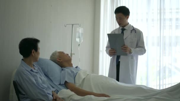 Asiático Joven Médico Dando Consejos Sobre Opción Médica Anciano Paciente — Vídeo de stock