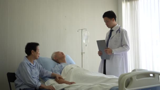 Asiatico Giovane Uomo Medico Dare Consigli Opzione Medica Anziano Vecchio — Video Stock