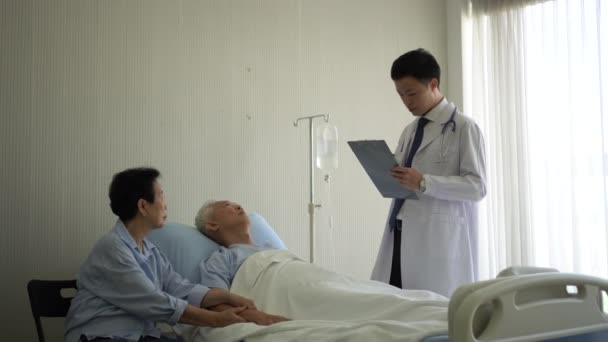 Asiático Joven Médico Escribiendo Detalles Del Paciente Información Del Tratamiento — Vídeos de Stock