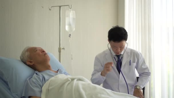 Ασιάτης Γιατρός Ελέγχει Τον Καρδιακό Παλμό Των Ηλικιωμένων Ασθενών Κατά — Αρχείο Βίντεο