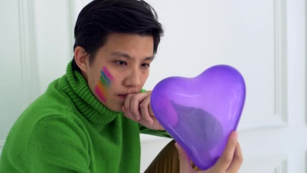 Lgbt Tomboy Lesbian Woman Abstract Wonder Love Holding Purple Heart — Stock Video
