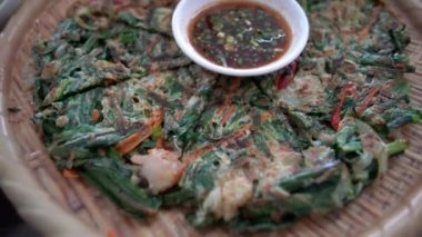 Kore deniz ürünleri pajeon krep ya da soğanlı pizza tabağı ve üst manzara.