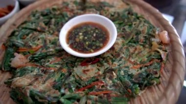 Kore deniz ürünleri pajeon krepi ya da kimçi ve mezeli soğanlı pizza.