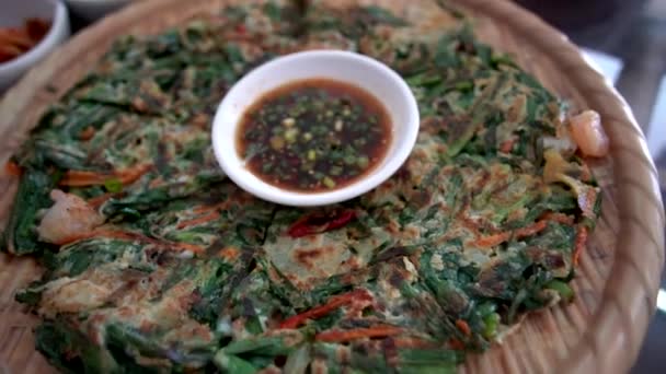 Koreanische Meeresfrüchte Pajeon Pfannkuchen Oder Schalotten Pizza Mit Kimchi Und — Stockvideo