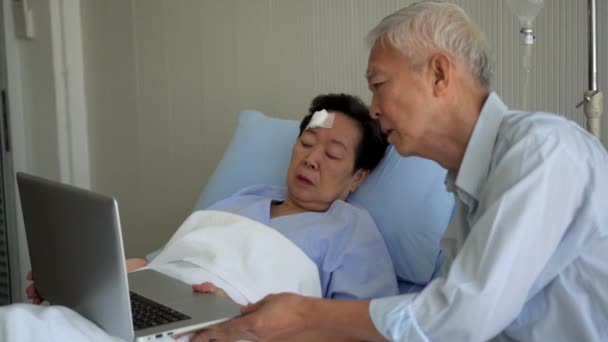 Ázsiai Idős Pár Megvitassák Orvosi Adatok Számítógépes Képernyőn Kórházi Ágyban — Stock videók