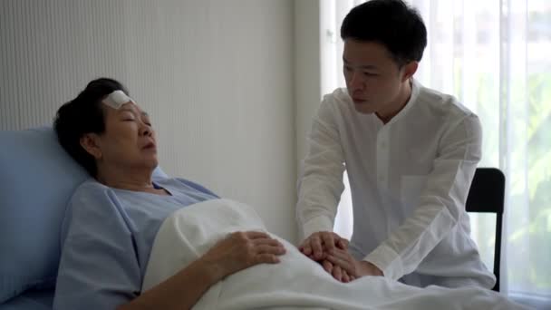 Aziatisch Familie Volwassen Zoon Zorgen Zorgen Zorgen Voor Zieke Oudere — Stockvideo