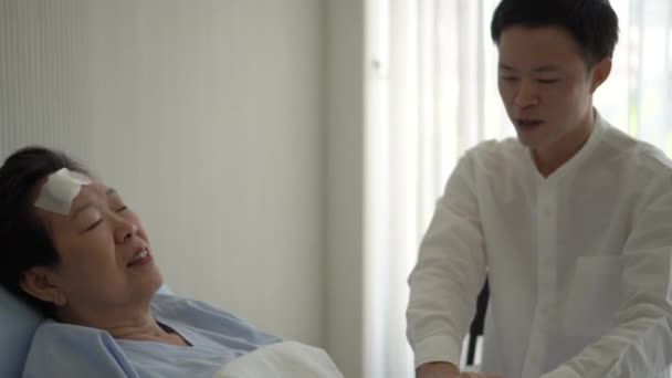 Fiul Adult Familiei Asiatice Teme Aibă Grijă Mamă Bătrână Bolnavă — Videoclip de stoc