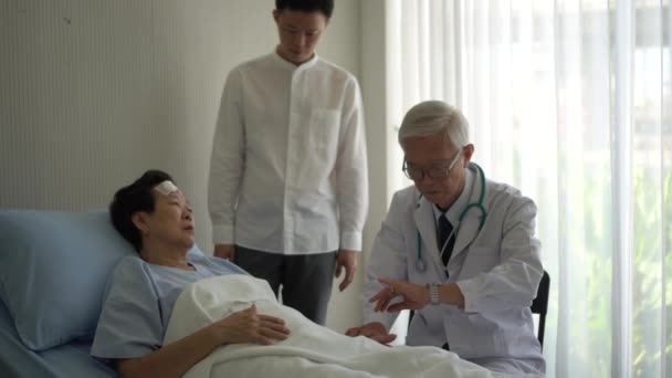 Asian Son Worry Sick Old Mother Checking Doctor Admit Hospital — Vídeos de Stock