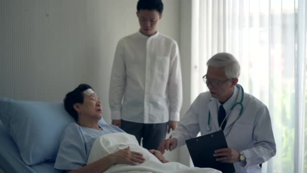 Asyalı Oğul Endişeli Hasta Yaşlı Anne Hastaneye Doktor Kontrolünde — Stok video