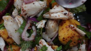 Tropikal yiyecekler yiyoruz mavi yengeç eti ve mango Tayland baharatlı salatası.