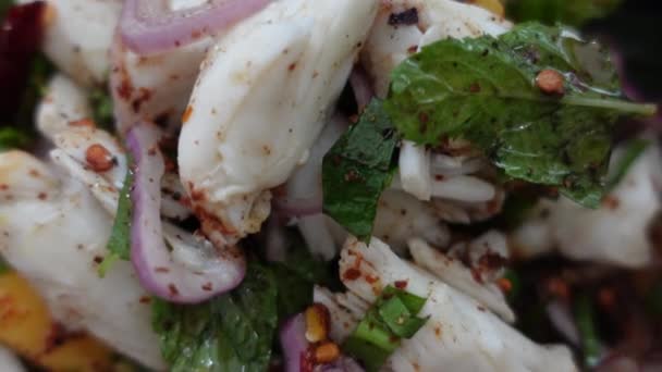 吃热带食物蓝蟹肉和芒果泰式辣沙拉 — 图库视频影像