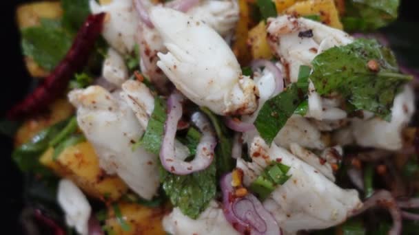 Äta Tropisk Mat Blått Krabbkött Och Mango Thailändsk Kryddig Sallad — Stockvideo