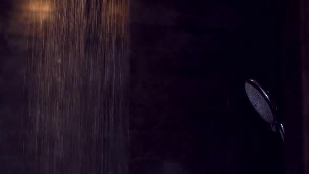 Βροχή Ντους Ροή Του Νερού Κάτω Στο Σκοτεινό Εσωτερικό Μπάνιο — Αρχείο Βίντεο