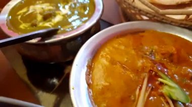 Paneer ıspanaklı Hint yemeği ve sarımsaklı nan ekmeği.