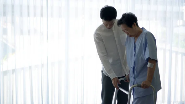 Asian Caring Loving Son Helping Old Injured Mother Physical Theraphy — Foto Stock