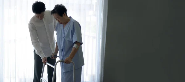 Asian Caring Loving Son Helping Old Injured Mother Physical Theraphy — Stockfoto