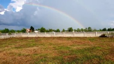 Kırsal alan üzerinde çift gökkuşağı Güzel doğa yağmuru