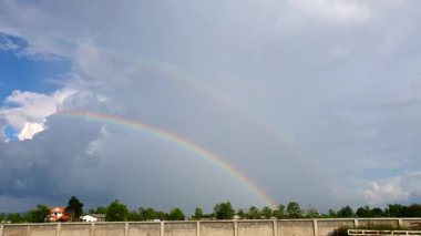 Kırsal alan üzerinde çift gökkuşağı Güzel doğa yağmuru