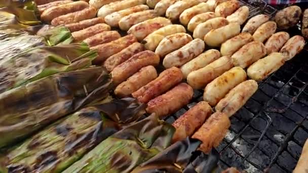 当地泰国街头食品木炭烤香蕉山药和香蕉叶包糯米 — 图库视频影像