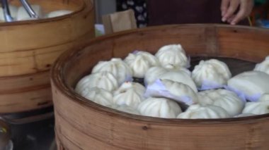 Buharlı bao dim sum ekmeği bambu sepeti içinde Çin yemeği
