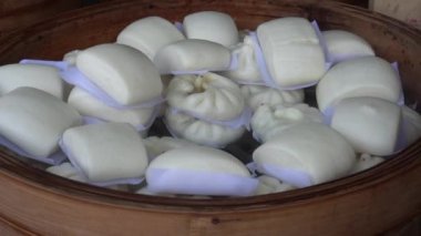 Buharlı bao dim sum ekmeği bambu sepeti içinde Çin yemeği