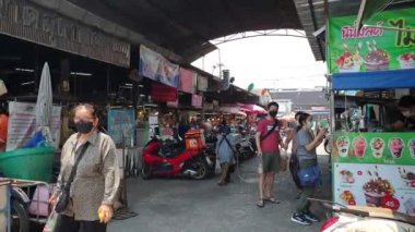 Chiang Mai, Tayland 27 Nisan 2022 Ton Payom pazarı yerel kaynak. Maskeli yeni normal insanlar.