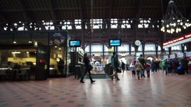 Kopenhag, Danimarka: 13 Nisan 2017 - Ana istasyon yolcularının iç mimari görüşü yavaş çekimde yürüyen turistler
