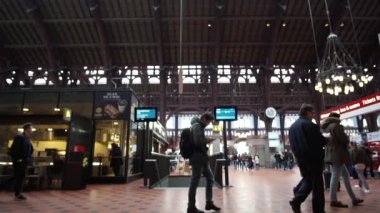 Kopenhag, Danimarka: 13 Nisan 2017 - Ana istasyon yolcularının iç mimari görüşü yavaş çekimde yürüyen turistler