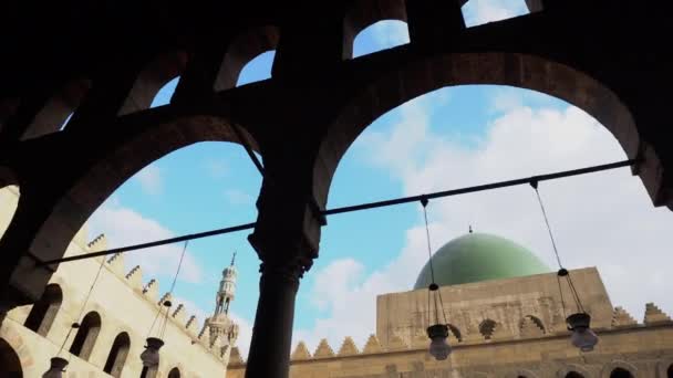 埃及开罗 穆罕默德阿里帕夏大清真寺入口大门内 拱形墙壁的细节被泛射中 — 图库视频影像