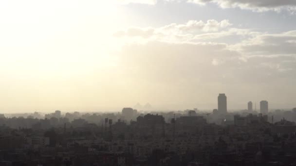 日没カイロ市ムハンマド アリの大モスクからエジプトのスカイラインの街並み — ストック動画