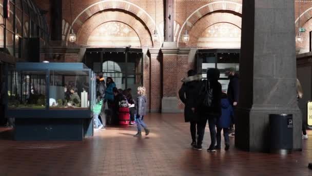 Copenhague Dinamarca Abr 2017 Vista Interior Estação Central Com Viajantes — Vídeo de Stock