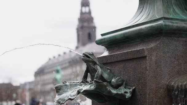 観光とタワーのスローモーションとコペンハーゲン中央広場デンマークのカエルのデザインコウノトリ噴水 — ストック動画