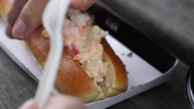 Istakozlu deniz ürünleri sandviçi yiyorum.