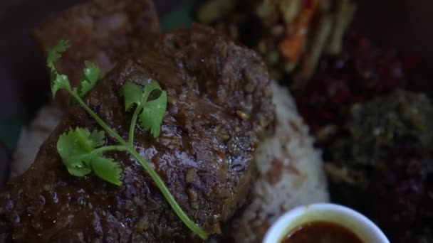 バリの融合食品インドネシアの伝統的な調味料と米の上の牛肉リブ — ストック動画