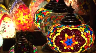 İslami desenli güzel el fenerleri Khan Market Mısır 'da altın ve pirinçle aydınlatılmış tasarım camları.