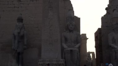 Luxor Mısır 13 Aralık 2019 Karnak Tapınağı girişi Akşam alacakaranlığı günbatımı turistleri yürüyüş
