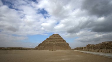 Giza Mısır 'ın Sakkara Saqqara mezarlığındaki basamaklı piramit