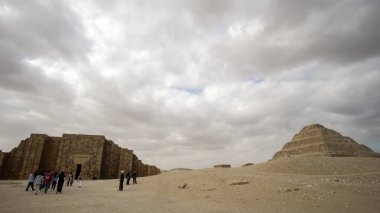 Giza Mısır 'ın Sakkara Saqqara mezarlığındaki basamaklı piramit