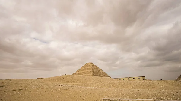 エジプトのサカラ サッカラ墓地域におけるピラミッドのステップ — ストック写真