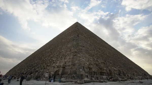吉萨的金字塔奇观特写与美丽的埃及天空 — 图库照片