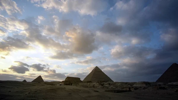 Grandes Pirâmides Gizé Com Vista Panorâmica Esfinge Noite Céu Pôr — Fotografia de Stock