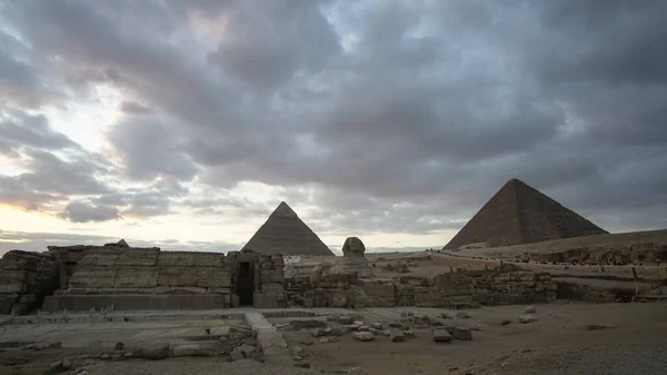 Stora Pyramider Giza Med Sfinxpanorama Utsikt Kvällen Solnedgång Himlen — Stockfoto