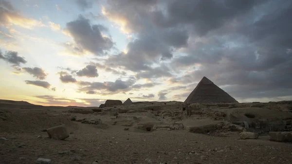 夕日の空にスフィンクスのパノラマビューを持つギザの大ピラミッド — ストック写真