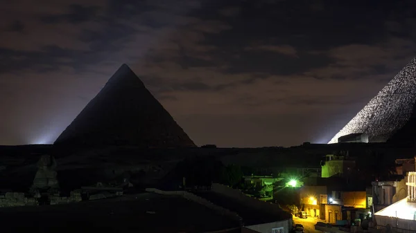Великі Піраміди Гізи Світловим Сфінксом Показують Вид Даху Вночі — стокове фото