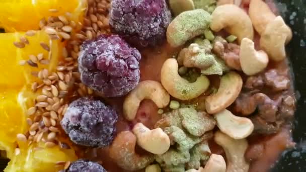 Υγιής Vegan Μπολ Smoothie Μούρα Φρούτα Πορτοκάλι Κάσιους Καρύδι Kale — Αρχείο Βίντεο