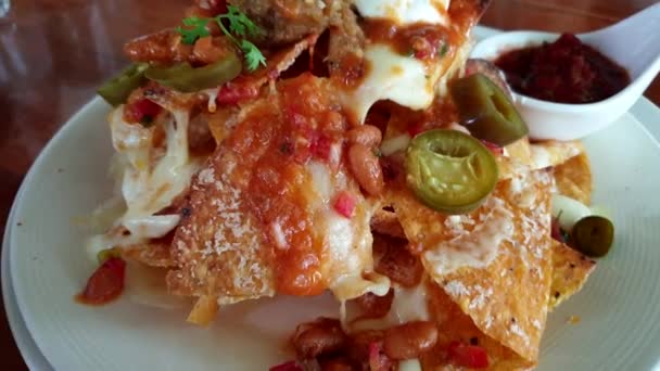 Mexicaanse Food Appetizer Nachos Met Salsa Kaas Zure Room Maïs — Stockvideo