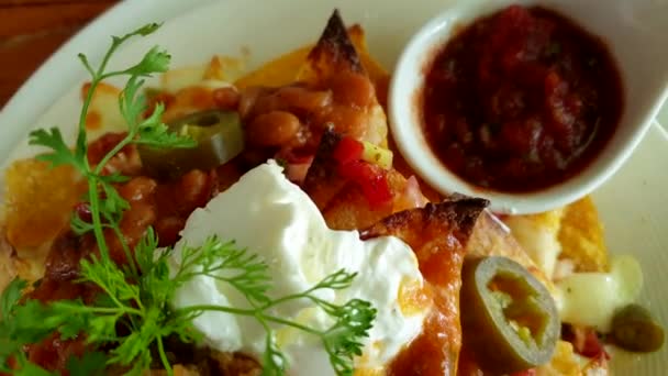 Nachos Aperitivo Comida Mexicana Con Salsa Queso Crema Agria Chips — Vídeos de Stock