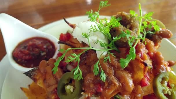 Mexicaanse Food Appetizer Nachos Met Salsa Kaas Zure Room Maïs — Stockvideo